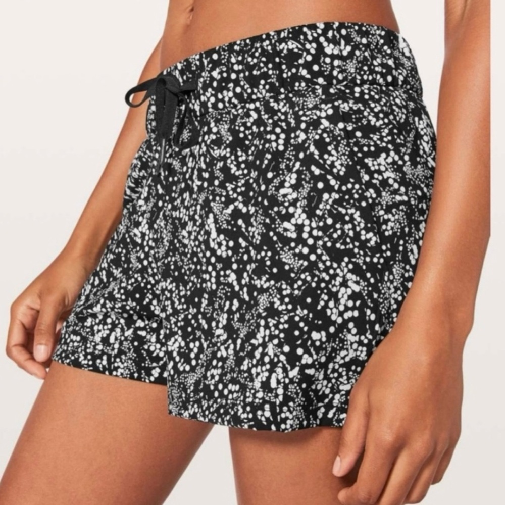 Lululemon On The Fly Short 2.5” Chirasu Black 8 Dot Printed Tie